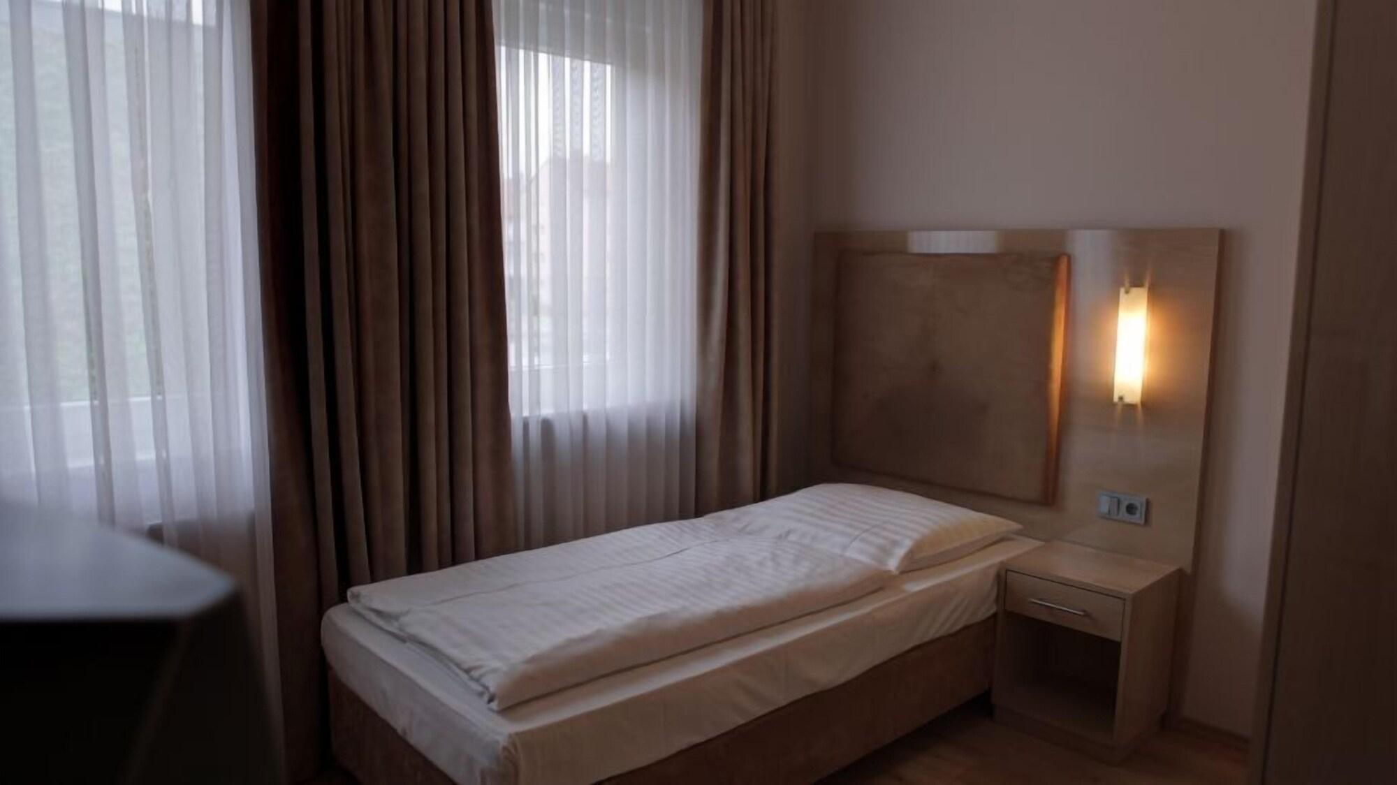 Hotel Am Kurfuerstenplatz - Messe Φραγκφούρτη Εξωτερικό φωτογραφία